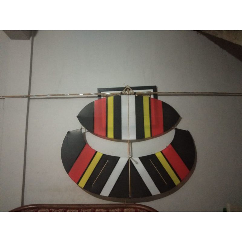 Layang layang Gapangan (motif garis simpel)