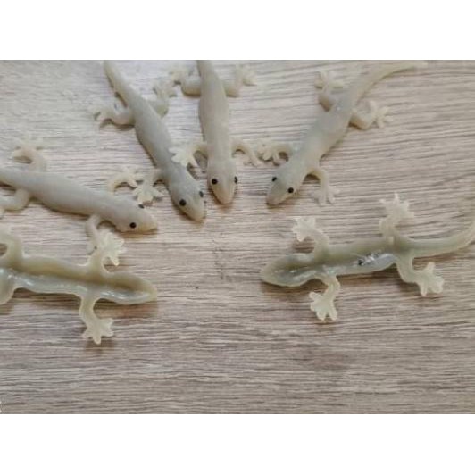 ☃ Mainan cicak karet abu abu mirip asli ☂