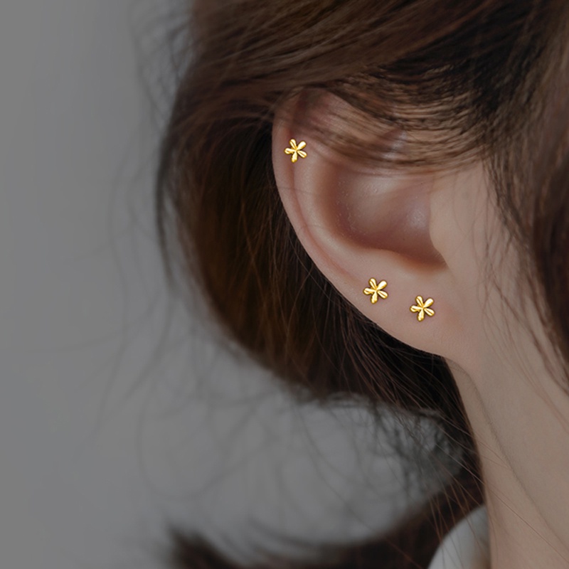 1 Pasang Anting Stud Desain Bunga Bahan S925 Silver Anti Alergi Untuk Wanita