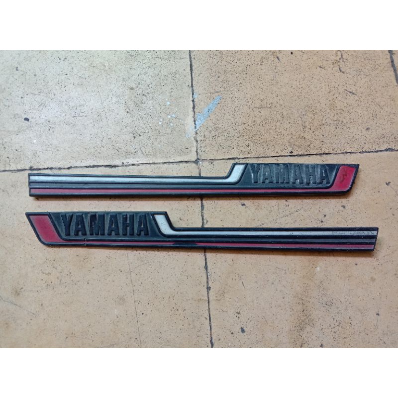Emblem Body Belakang Yamaha V75 V80 Original
