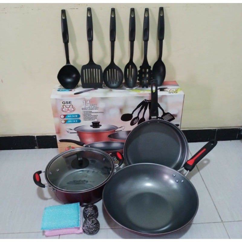 Panci set/ Cookware  Berbahan enamel anti lengket.