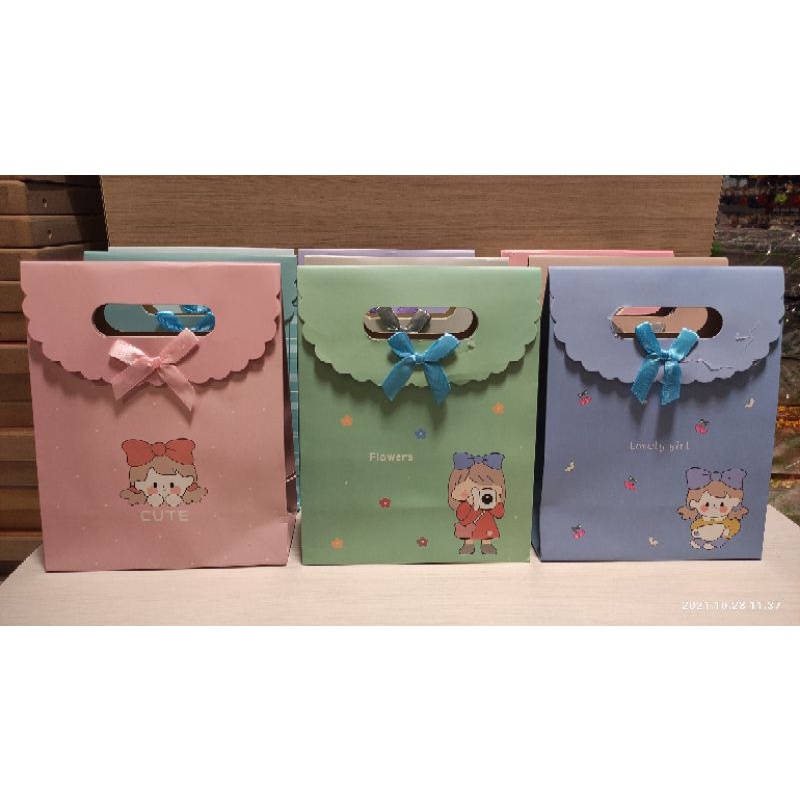 Paper Bag Lucu Ukuran 16.5x7.8x21cm