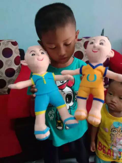 Sepasang boneka upin dan ipin