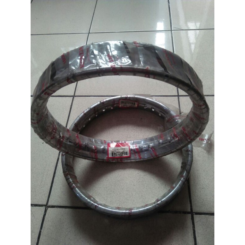 42701-kvg-900 rim belakang/velg belakang jari jari vario karbu/beat karbu original