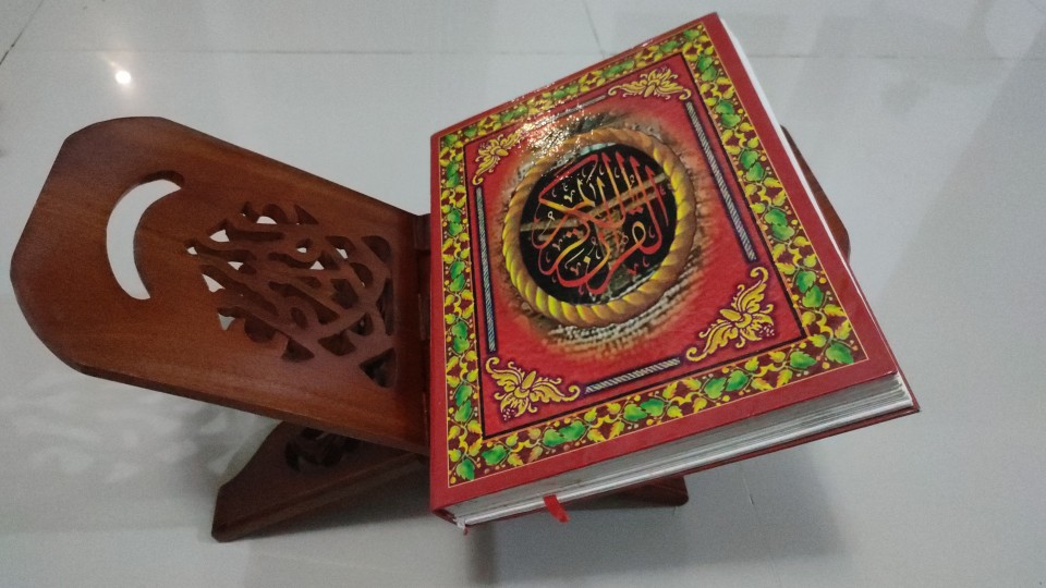 Promo Rekal / Tatakan Al Quran Kayu Mahoni Kaligrafi 18 Cm
