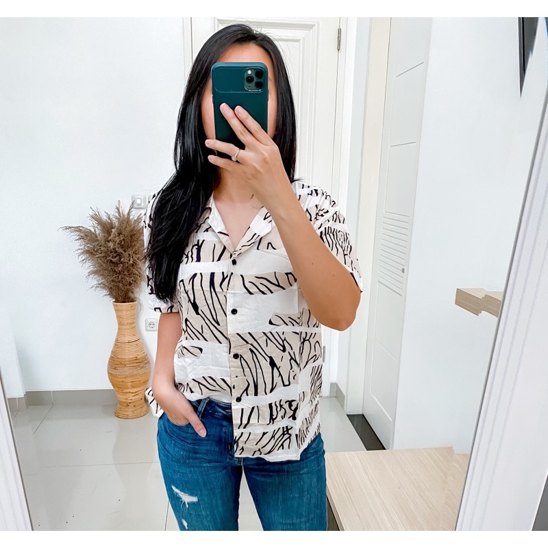 Double Lucky / Kemeja Rayon Pendek / Kemeja Wanita Rayon / Baju Atasan Wanita / Corak-Lovely putih