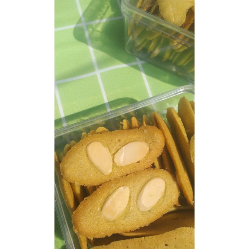 

Lidah Meong Matcha Almond Dellacious