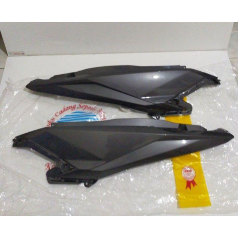 Cover Body Belakang Kanan Kiri Motor Vario 125-150 Led/Old - Abu Abu(Grey)