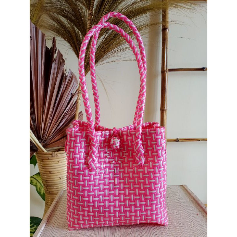 TAS ANYAMAN/ TAS MONOCHROME / TAS ANYAMAN PLASTIK /SUMMERBAG /TAS CANTIK (Size M )