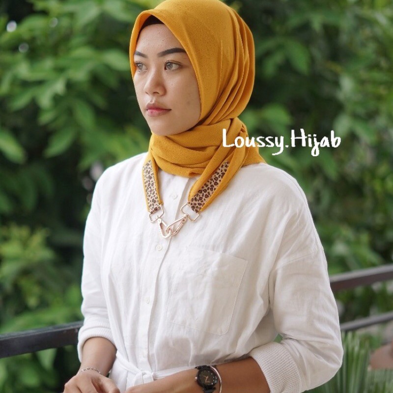 HIJAB SEGIEMPAT KUNING TALI LEOPARD GANTUNG ROSE GOLD