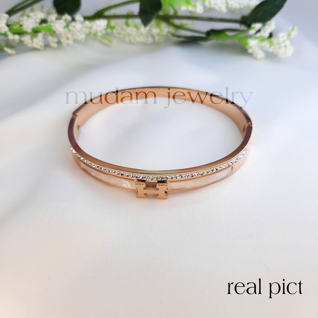 Gelang Bangle Titanium Huruf H White Shell Dengan Taburan Kristal Artifisial Warna Rosegold, Gold dan Silver