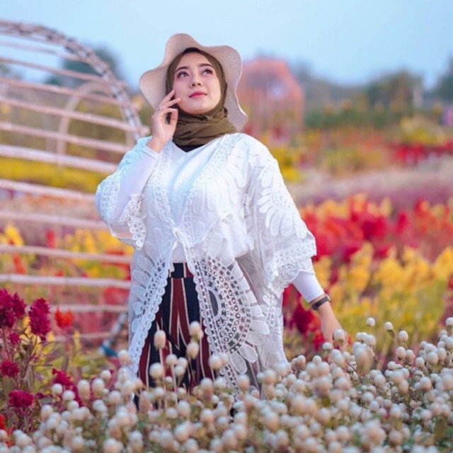 Outer brokat cantik ada berbagai motif cantik ready warna putih hitan dan beige/cream