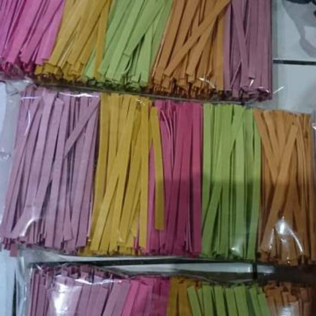 

Mie gepeng buah / Mie gepeng manis kiloan / mie gepeng rainbow / mie gepeng warna warni 500 gr