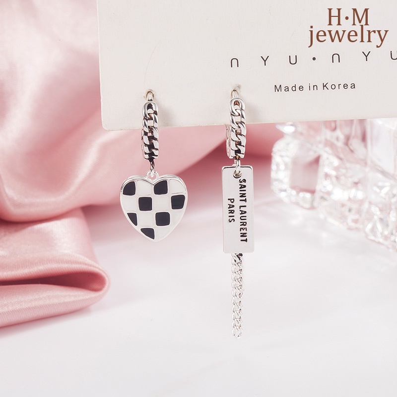 Anting Klip Asimetris Desain Papan Catur Hati Gaya Retro Untuk Wanita