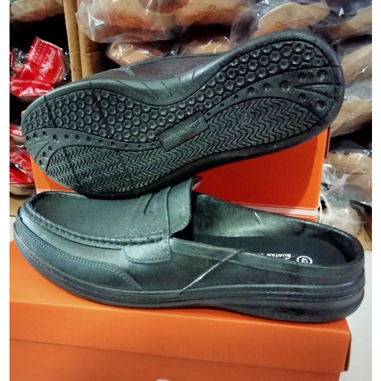 sepatu slop pria terlaris. berkualitas anti air.nyaman di kki