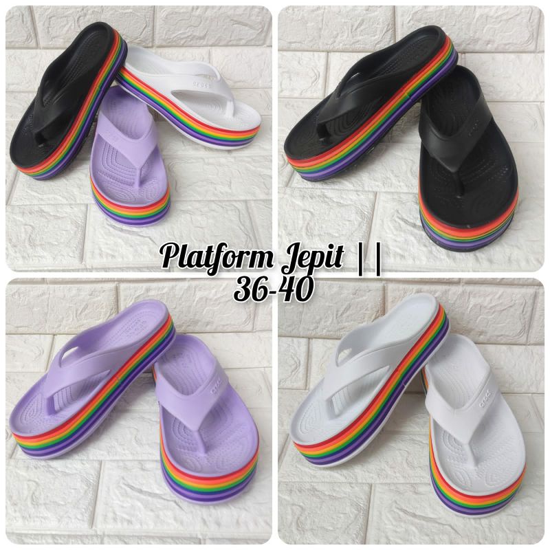 SANDAL JEPIT FASHION CROCS PLATFORM II RAINBOW FLIP SEMI WEDGES 3cm