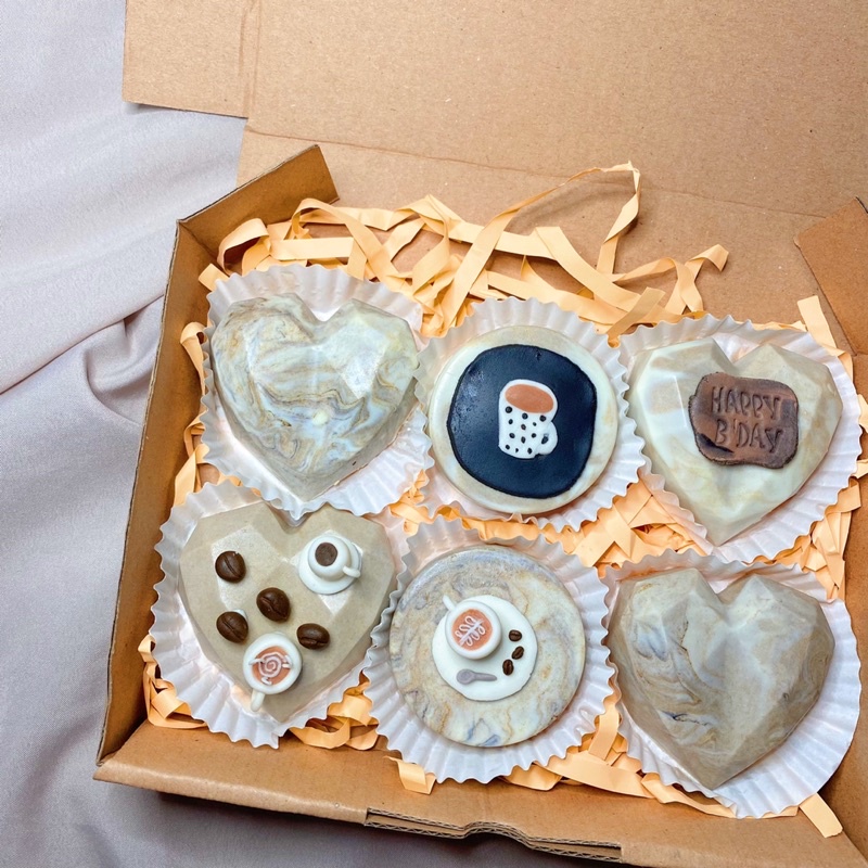 

Lynee package kue ulang tahun hampers birthday cake kado anniversary cakesicles