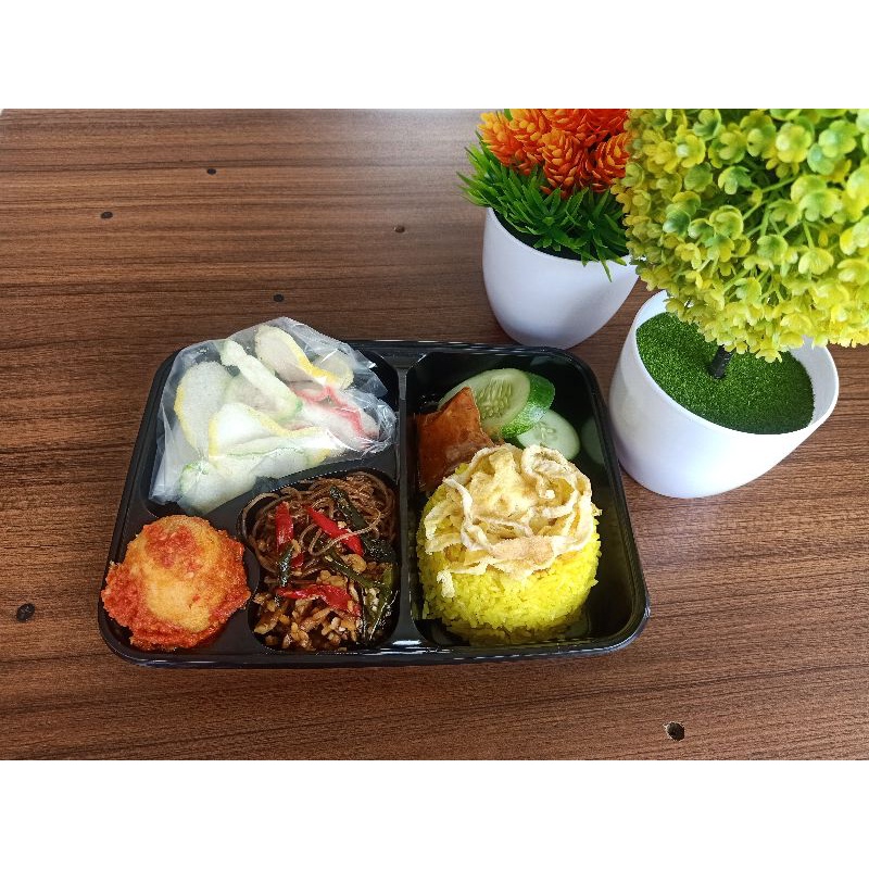 

Nasi Kuning Telor Balado. Nasi Kuning Asli Jawa Tengah. Dijamin Enak dan Kenyang.