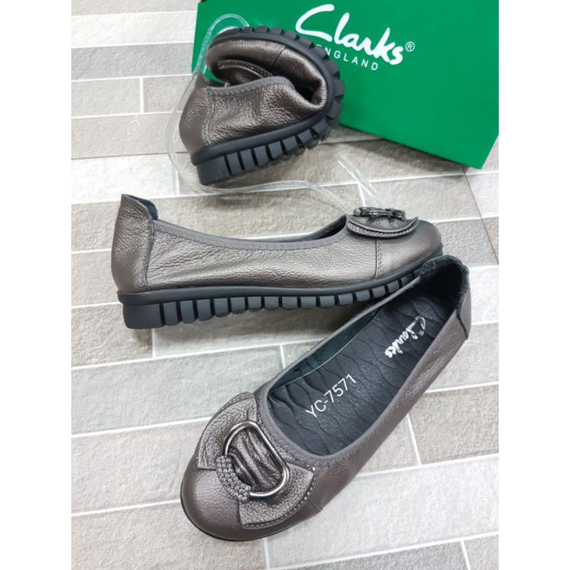 Flat shoes Clarks