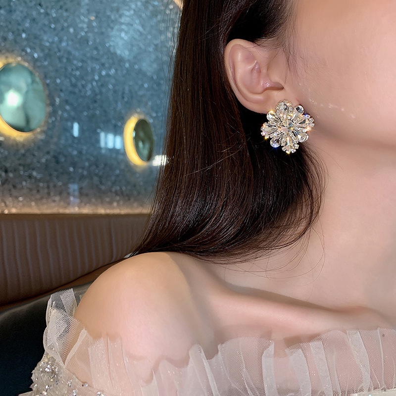 Anting Tusuk Desain Bunga Hias Berlian Gaya Trendy / Simple Untuk Wanita