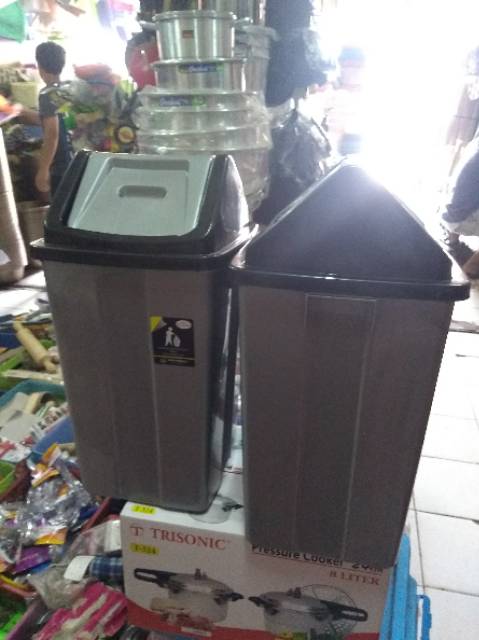 Tempat sampah segi ukuran 20 liter merek Komet