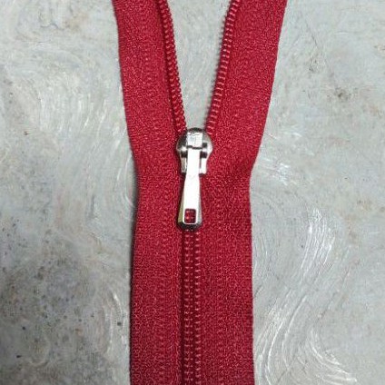 Resleting YKK 15 cm Merah