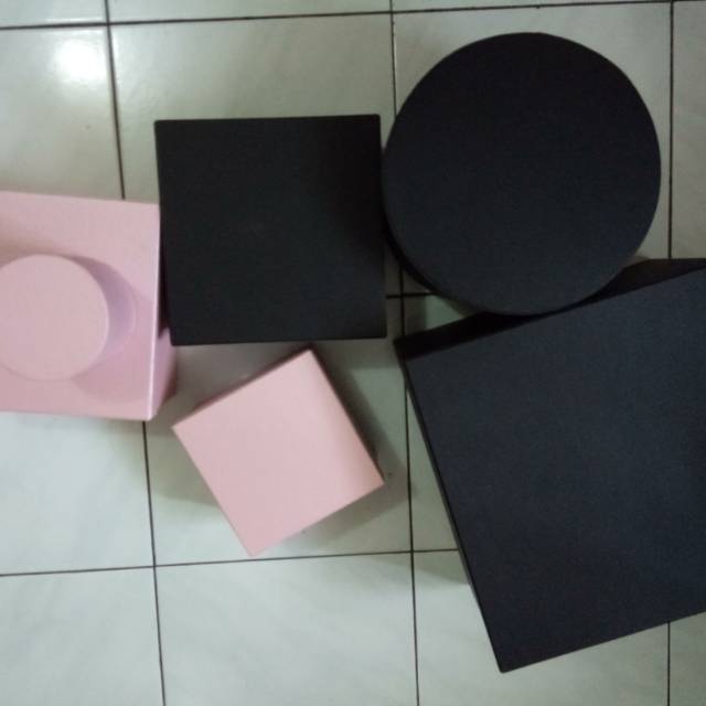 

Gift Box Various Size Warna Hitam dan Pink