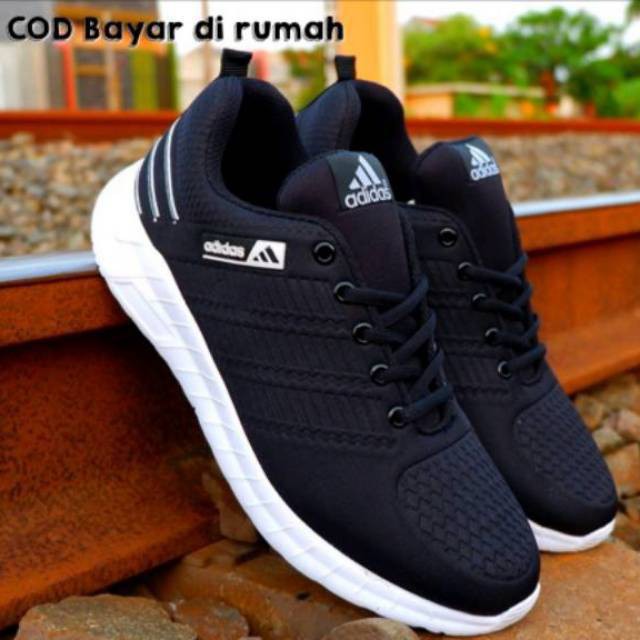 Sepatu sneakers pria line embos terbaru