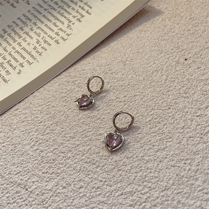 Anting Bentuk Hati Bahan Zirkon Warna Pink Gaya Vintage Korea Untuk Aksesoris