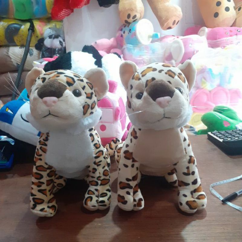 Boneka kucing duduk