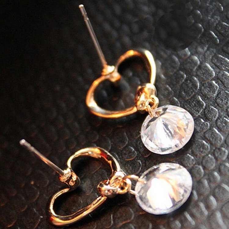 【Ready Stock】Korean 2020 New Earring Women Heart Shaped Ear Pins Zircon Eardrop Crystal Earrings Jewelry