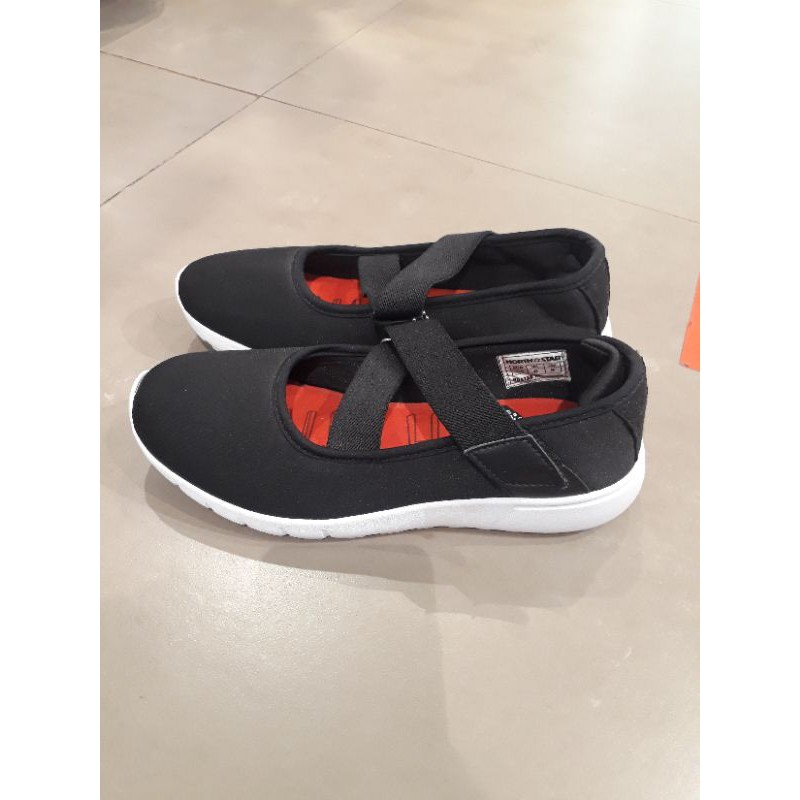 sepatu sekolah cewek Bata .