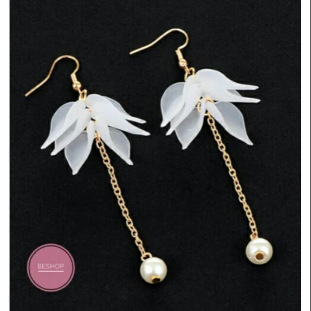Anting Panjang Akrilik Putih Mutiara
