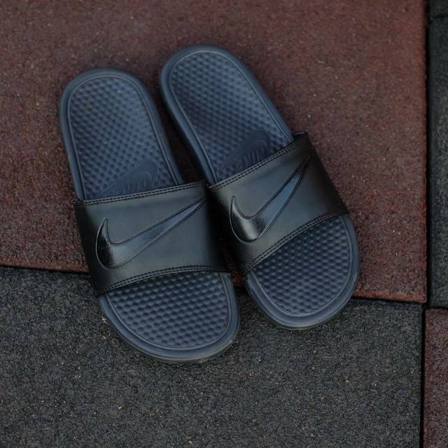 nike benassi all black