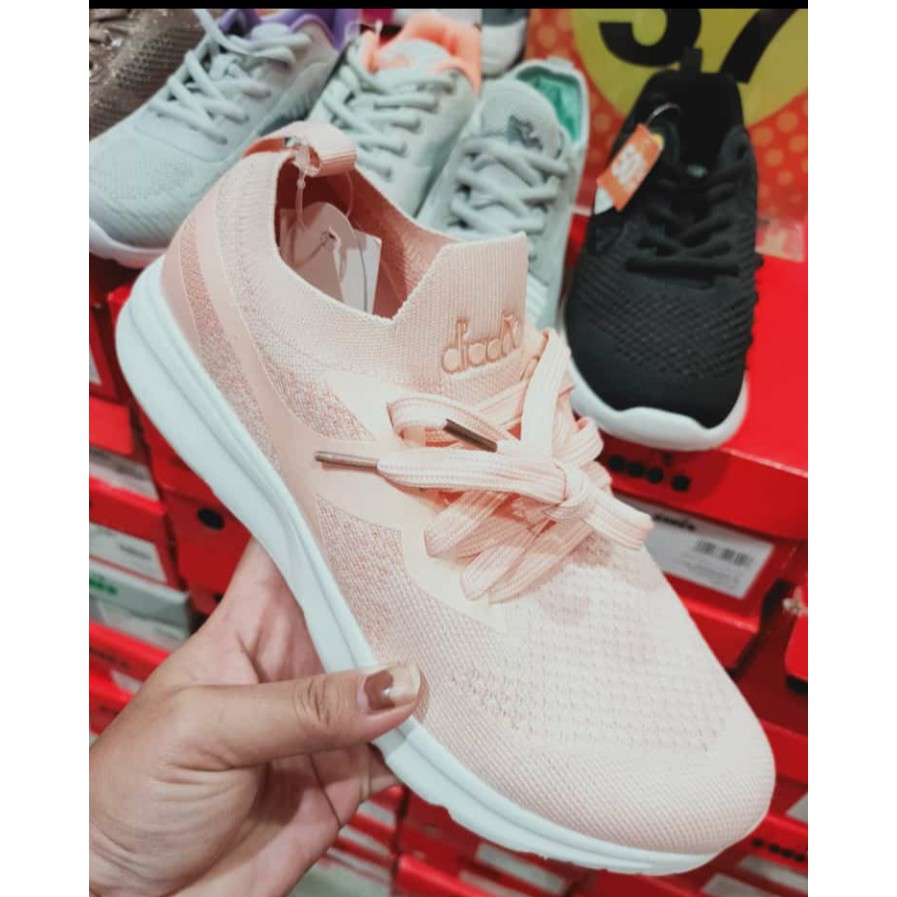 sepatu diadora cewek size 37