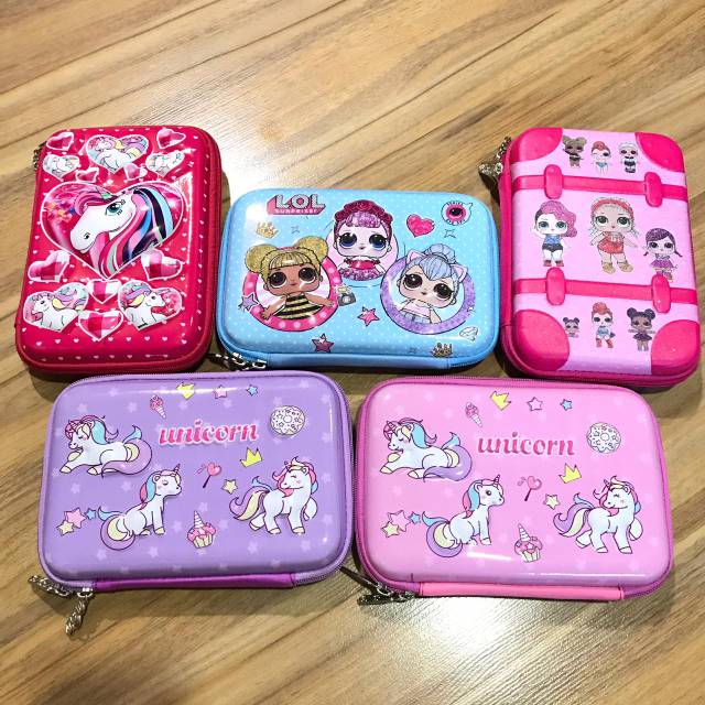 

Produk Baru!!! HARDTOP PENCIL CASE MODEL SMIGGLE Edition / Kotak Pencil Model Smiggle LOL & Unicorn