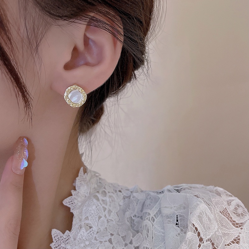 Anting Tusuk Gantung Bulat Asimetris Aksen Mutiara Imitasi Gaya Vintage Korea Untuk Wanita