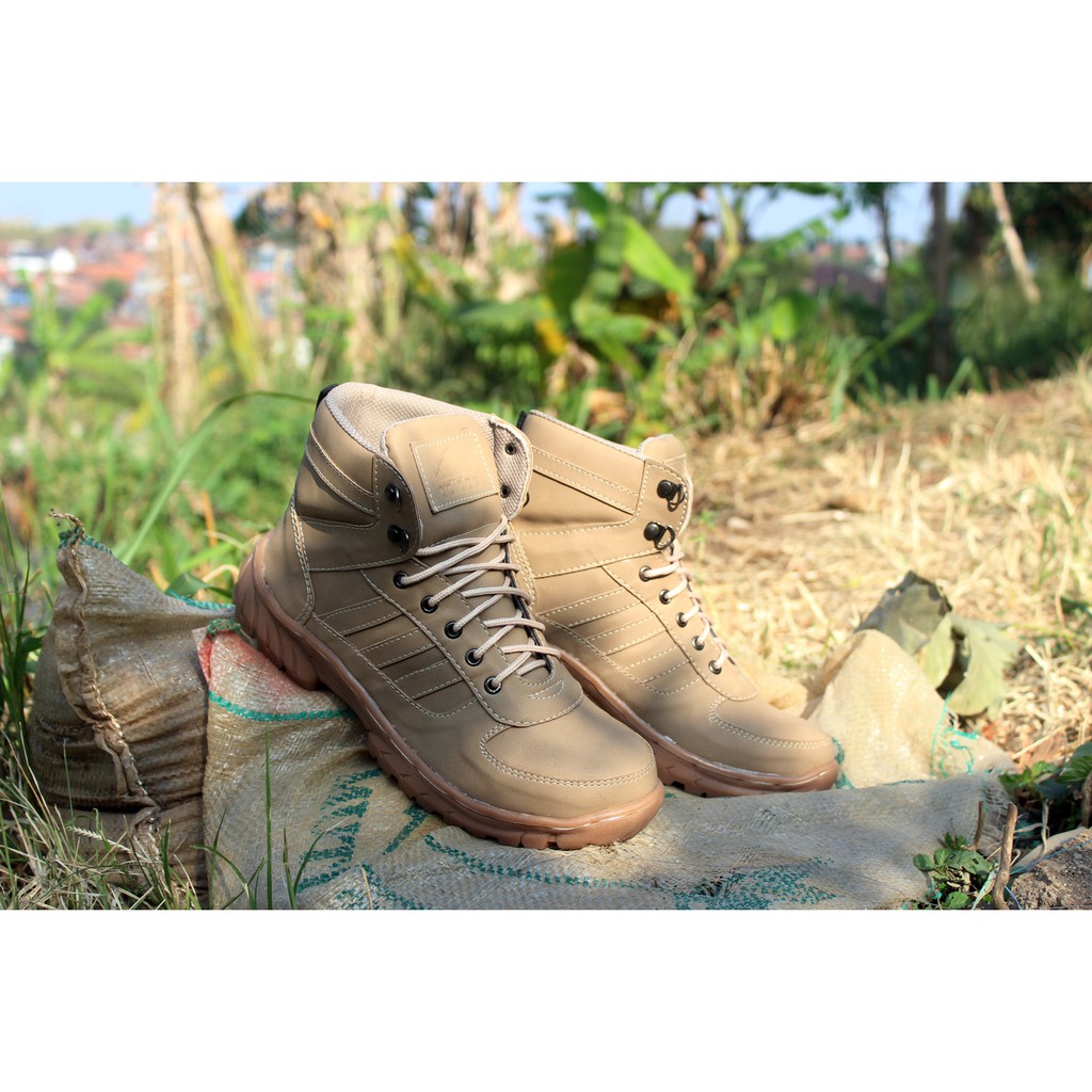 GRATIS ONGKIR SEPATU BOOTS SAFETY UJUNG BESI WARNA CREM BAHAN SINTETIS JAKY TOURING UNTUK PRIA