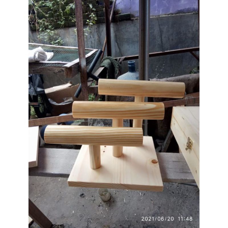 display gelang dari kayu