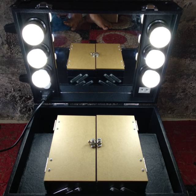 Beautycase Atau Koper Make Up Ukuran 40 Lampu 6 Black Series