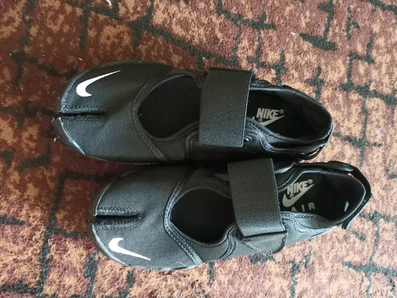 mens nike split toe trainers