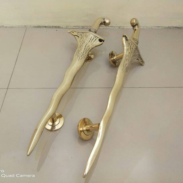Handle Hendel Gagang Tarikan pintu Rumah kuningan motif keris dalam finishing gold tahan lama antik 