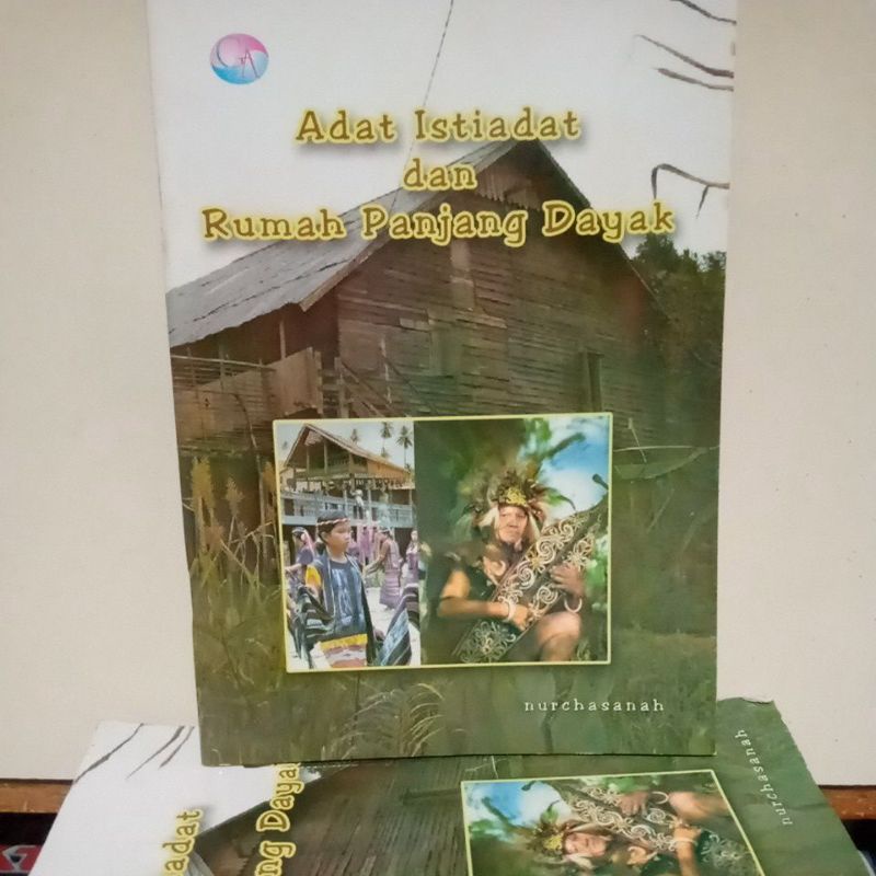 Buku Budaya - Adat Istiadat dan Rumah Panjang Dayak