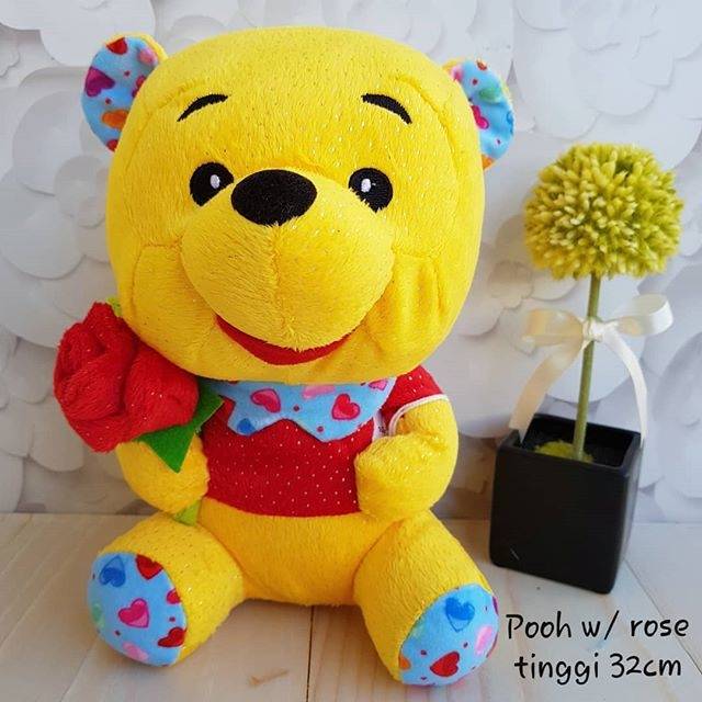 Boneka pooh with rose mettalic