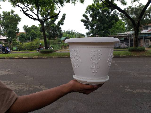 Pot bunga putih flora 25cm (CJP) + tatakan putih