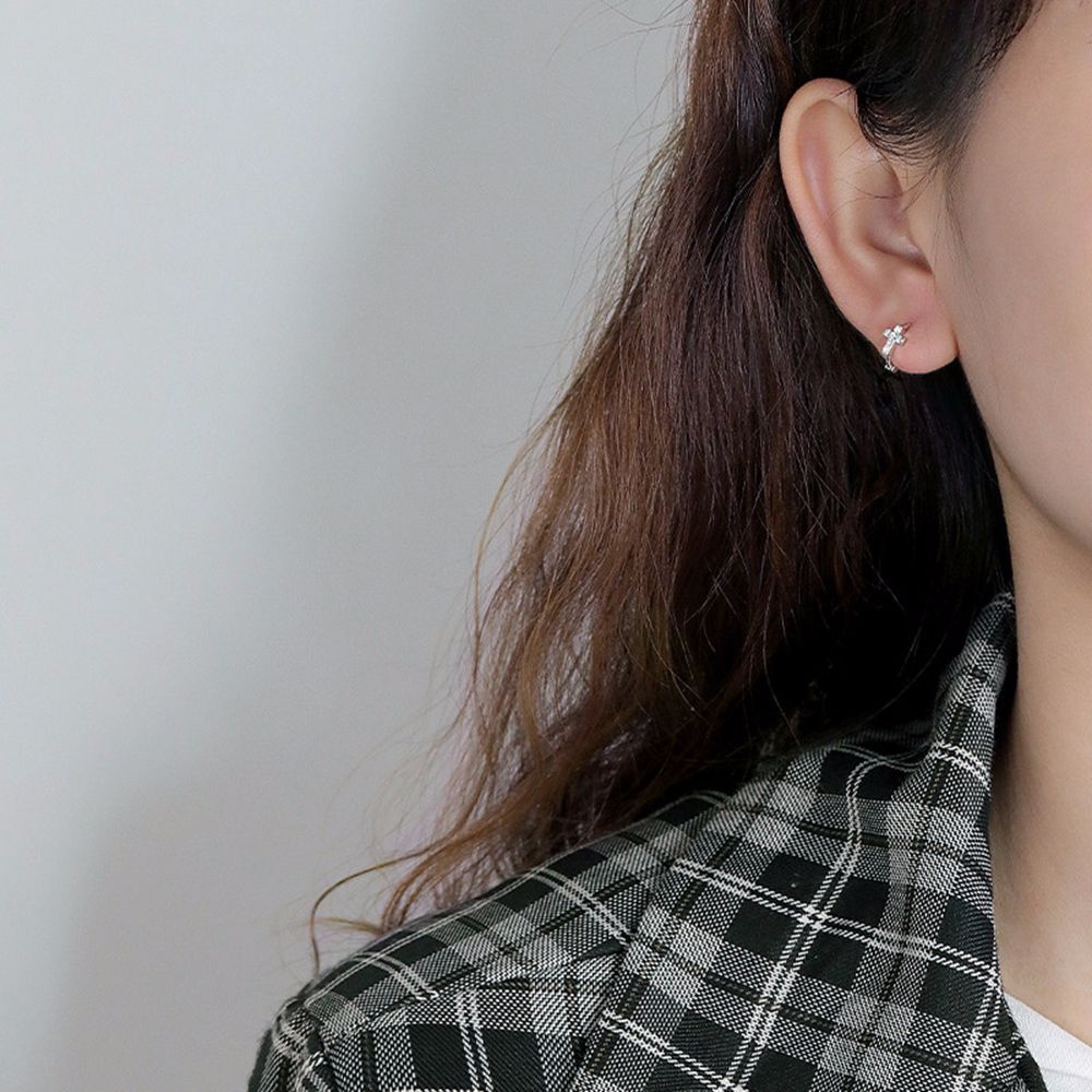 Needway  Korean Circle Ear Buckles Simple Cross Ear studs Rhinestone Hoop Earrings Women Round Shape Elegant Sweet Geometric Exquisite Fashion Jewelry