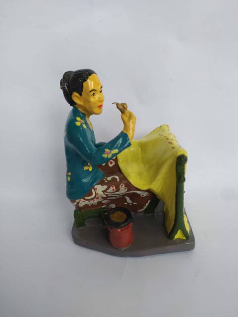 PAJANGAN MINIATUR WANITA SEDANG MEMBATIK UKURAN 12x10x17 cm BAHAN FIBERGLASS - DEKORASI RUMAH MURAH