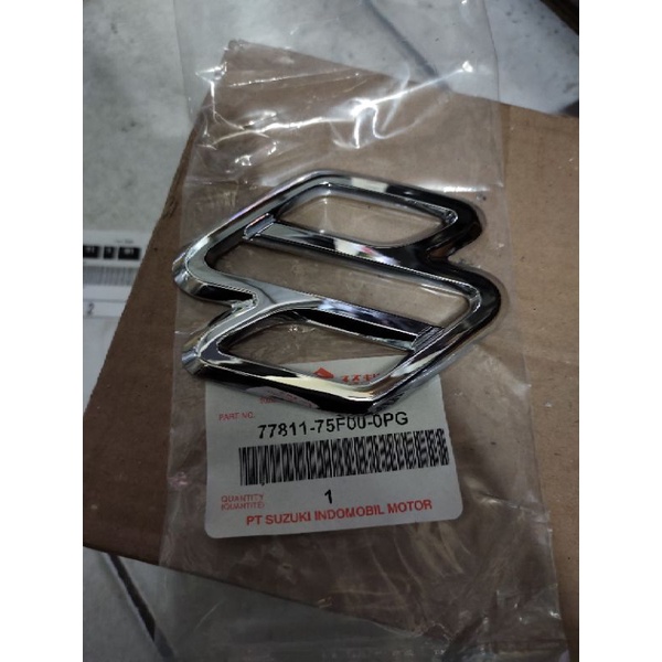 emblem S grill depan Suzuki Escudo 2.0 ori sgp