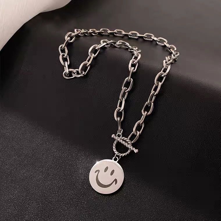 Kalung Rantai Liontin Smiley Bahan Titanium Steel Gaya Hip Hop Vintage