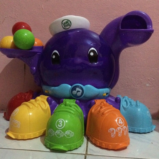 Leapfrog octopus peek a shoe